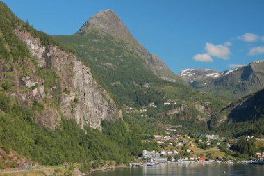Yalı, dağlar ve yerleşim. Geiranger, Norveç
