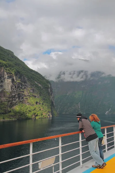 Hombre Mujer Cubierta Crucero Fiordo Hellesylt Geiranger Stranda Noruega — Foto de Stock