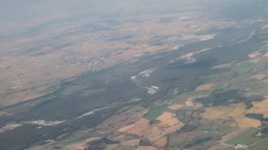 Aero filme, arazi yüzey bulutlu. Milano, İtalya
