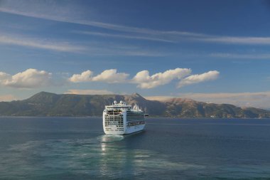 Deniz, cruise liner ve dağlık sahil. Corfu, Yunanistan