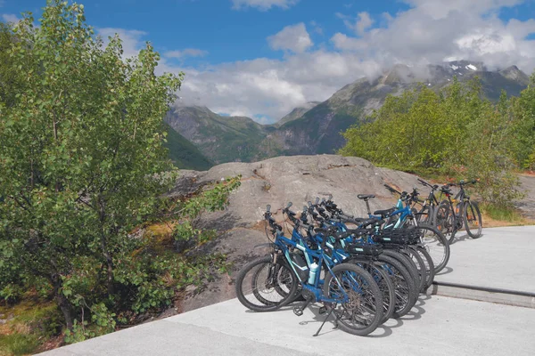 Geiranger Norwegen Juli 2018 Fahrräder Auf Betonplattform Den Bergen — Stockfoto
