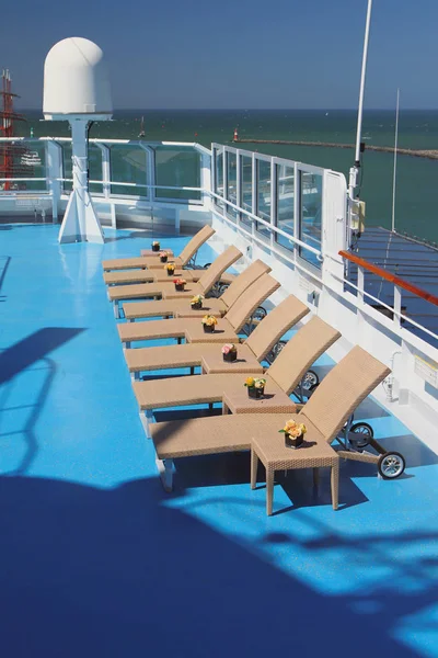 Liegestühle Der Loungezone Deck Des Kreuzfahrtschiffes — Stockfoto