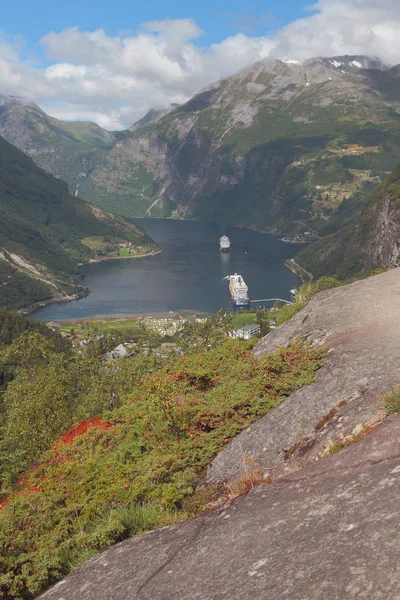 Kilátás Nyílik Hegyekre Fjordra Megfigyelő Fedélzetre Geiranger Norvégia — Stock Fotó