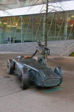 Stuttgart, Baden Wurttemberg, Almanya - 06 Ocak 2018: Racer otomobil markası Mercedes-Benz Müzesi giriş anıt