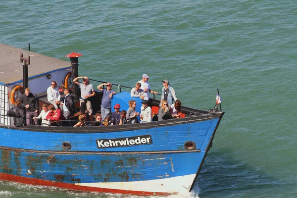 Warnemunde Rostock Alemanha Jul 2018 Passageiros Frente Embarcações Pequeno Porte — Fotografia de Stock