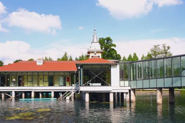 Pavyonlar termal göl üzerinde kazık üzerinde. Heviz, Macaristan