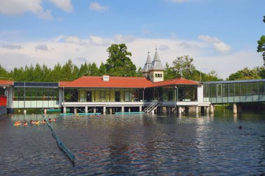 Termal göl ve pavyonlar kazık üzerinde. Heviz, Macaristan