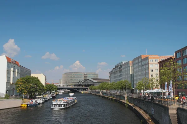 Floden Motor Kryssningsfartyg Och Staden Berlin Tyskland — Stockfoto