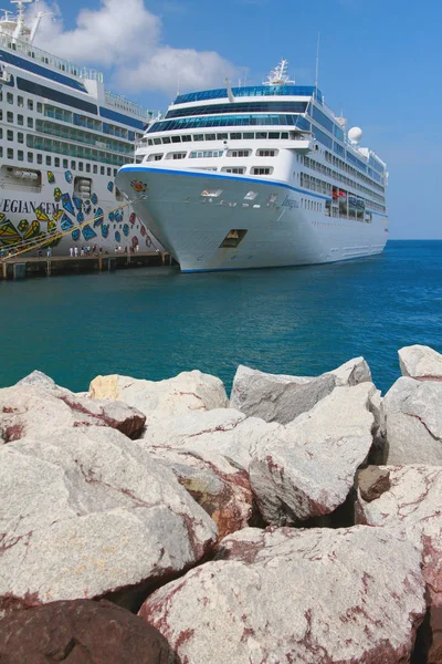 George Grenada Nov 2017 Cruise Liners Parking Port — стоковое фото
