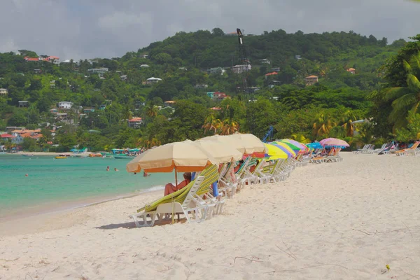 Şezlong Şemsiyeler Kum Plajı Üzerinde George Grenada — Stok fotoğraf