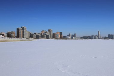 Nehir ve güneşli kış günü şehirde. Kazan, Rusya Federasyonu