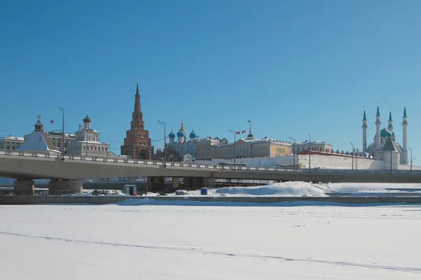 Řeka Pod Sněhovou Pokrývkou Most Kreml Kazan Rusko — Stock fotografie