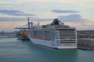 Civitavecchia, İtalya - 05 Ekim 2018: Cruise gemisi limanda Park üzerinde