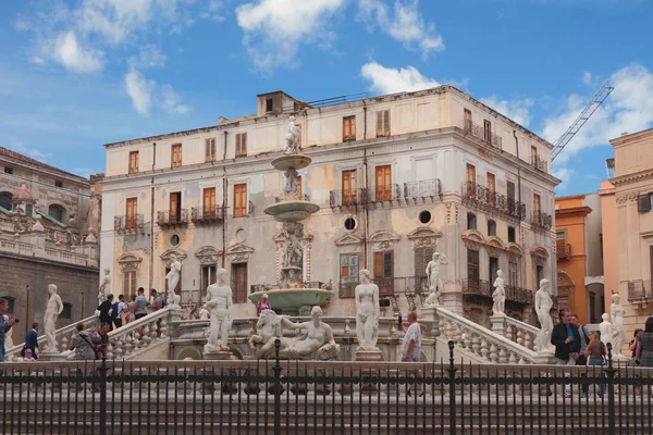 巴勒莫 西西里岛 意大利 2018年10月04日 喷泉和宫殿在比勒陀利亚广场 — 图库照片