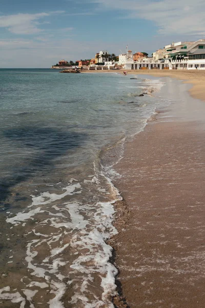 Deniz ve sandy beach sonbaharda. Santa Marinella, İtalya