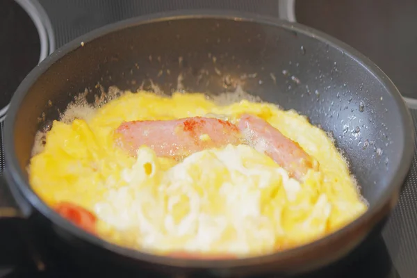 Жареные Яйца Колбасой Сковороде — стоковое фото