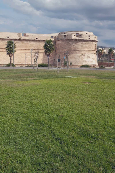 Yeşil Çim Michelangelo Kale Duvarları Altında Civitavecchia Talya — Stok fotoğraf