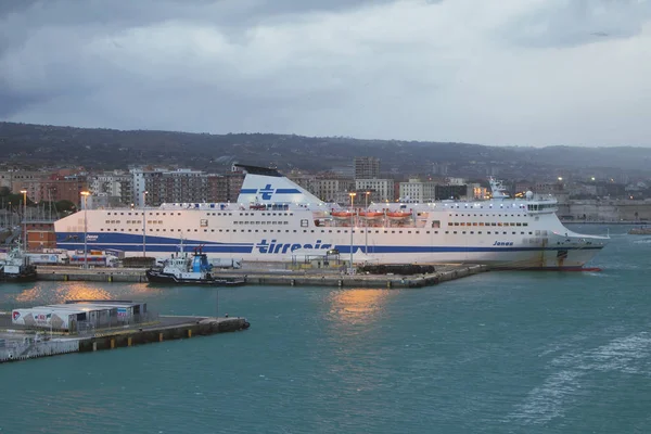 Civitavecchia Italia Oct 2018 Transbordador Pasajeros Mercancías Estacionamiento Puerto —  Fotos de Stock