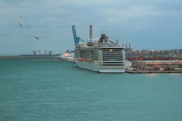 Liman Alanı Cruise Liner Demirleme Üzerinde Civitavecchia Talya — Stok fotoğraf