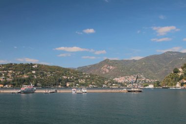 Dağlarda göl. Como, Italya