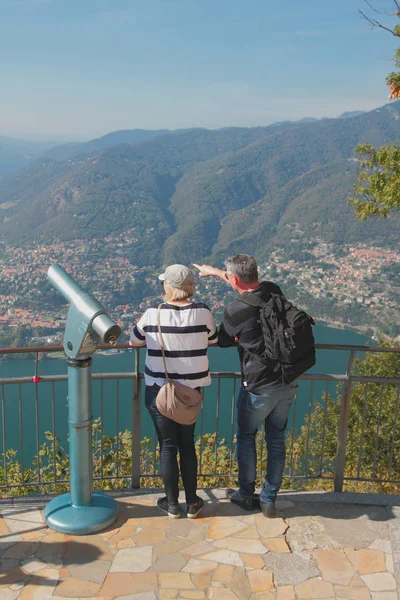 Como Italy Sep 2018 Woman Man Observation Deck Overlooking Lake — Stock Photo, Image