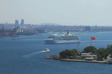 Bosphorus Boğazı 'nda Cruise liner. Istanbul, Türkiye