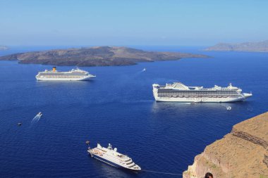 Cruise gömlekleri üzerinde park volkanik Adası'nda. Santorini, Yunanistan