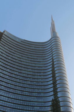 Yüksek katlı binanın cephe. Milan, Italya