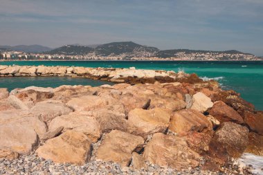 Taşlı sahil ve deniz körfezi. Nice, Fransa