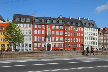 Kopenhag, Danimarka - 09 Haziran 2012: Nybrogade Caddesi'ndeki otoyol ve evler