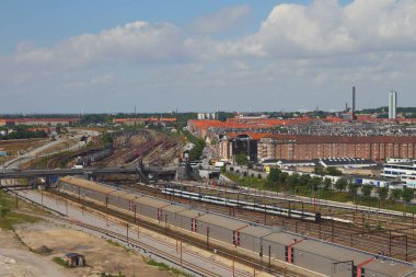 Kopenhag, Danimarka - 09 Haziran 2012: Demiryolu rayları ve şehir