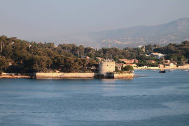 Deniz kıyısındaki antik kule. Toulon, Fransa
