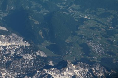 Alpler'deki dağlar ve vadi. Avusturya