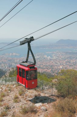 Teleferiğin kırmızı kabini. Toulon, Fransa