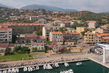 Propriano, Korsika, Fransa - 07 Temmuz 2019: Yat otoparkı ve şehir