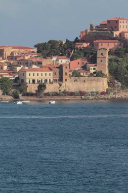 Deniz kıyısındaki ortaçağ kasabası. Portoferraio, Elba Island, İtalya
