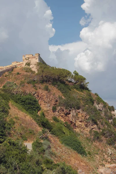 Antik Bir Fort Ile Kayalık Dağ Portoferraio Elba Island Talya — Stok fotoğraf