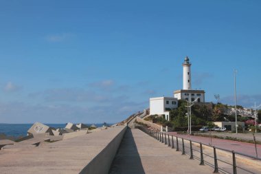 Deniz kıyısındaki dolgu ve fener. Ibiza, İspanya