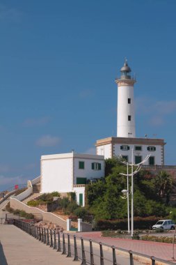 Deniz kıyısındaki fener. Ibiza, İspanya