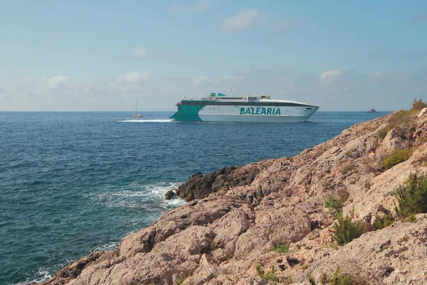 Ibiza España Jul 2019 Orilla Rocosa Ferry Alta Velocidad —  Fotos de Stock