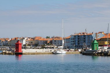 Liman ve şehir girişi. Piran, Slovenya