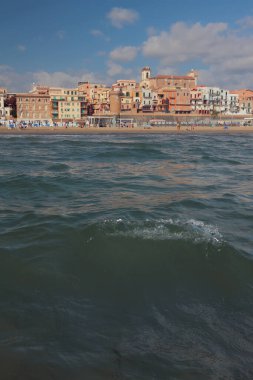Deniz dalgaları ve şehirde bir plaj. Nettuno, Lazio, İtalya