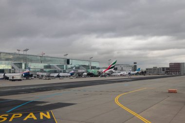 Frankfurt am Main, Almanya - 10 Ocak 2020: Taxiway and terminal binası