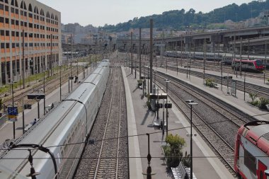 Nice, Fransa - 19 Nisan 2019: Büyük bir istasyonda elektrikli tren rayları