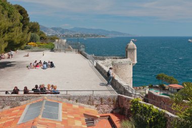 Monte Carlo, Monako - 19 Nisan 2019 Antik Kale bölgesindeki park alanı