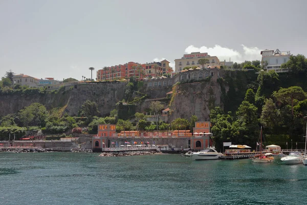 Sorrento Włochy Lipca 2019 Zatoka Morska Miasto Skalistym Wybrzeżu — Zdjęcie stockowe