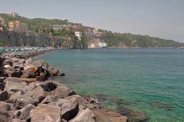 Barrage Baai Badplaats Stad Rotsachtige Kust Sorrento Italië — Stockfoto