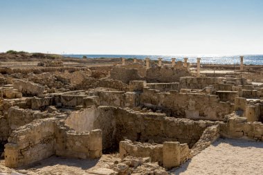 Paphos Archaeological Park, Kıbrıs, antik kalıntılar görünümünden Akdeniz