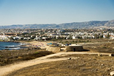 Paphos Archaeological Park, Kıbrıs'tan bir cityscape ve bir plaj bir görünüm