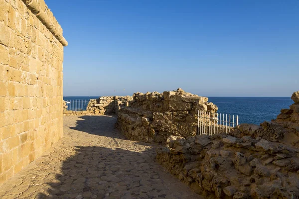 Bir görünüm koruma çitler ve kalıntılar kale duvarlarının Kıbrıs Paphos kale üst